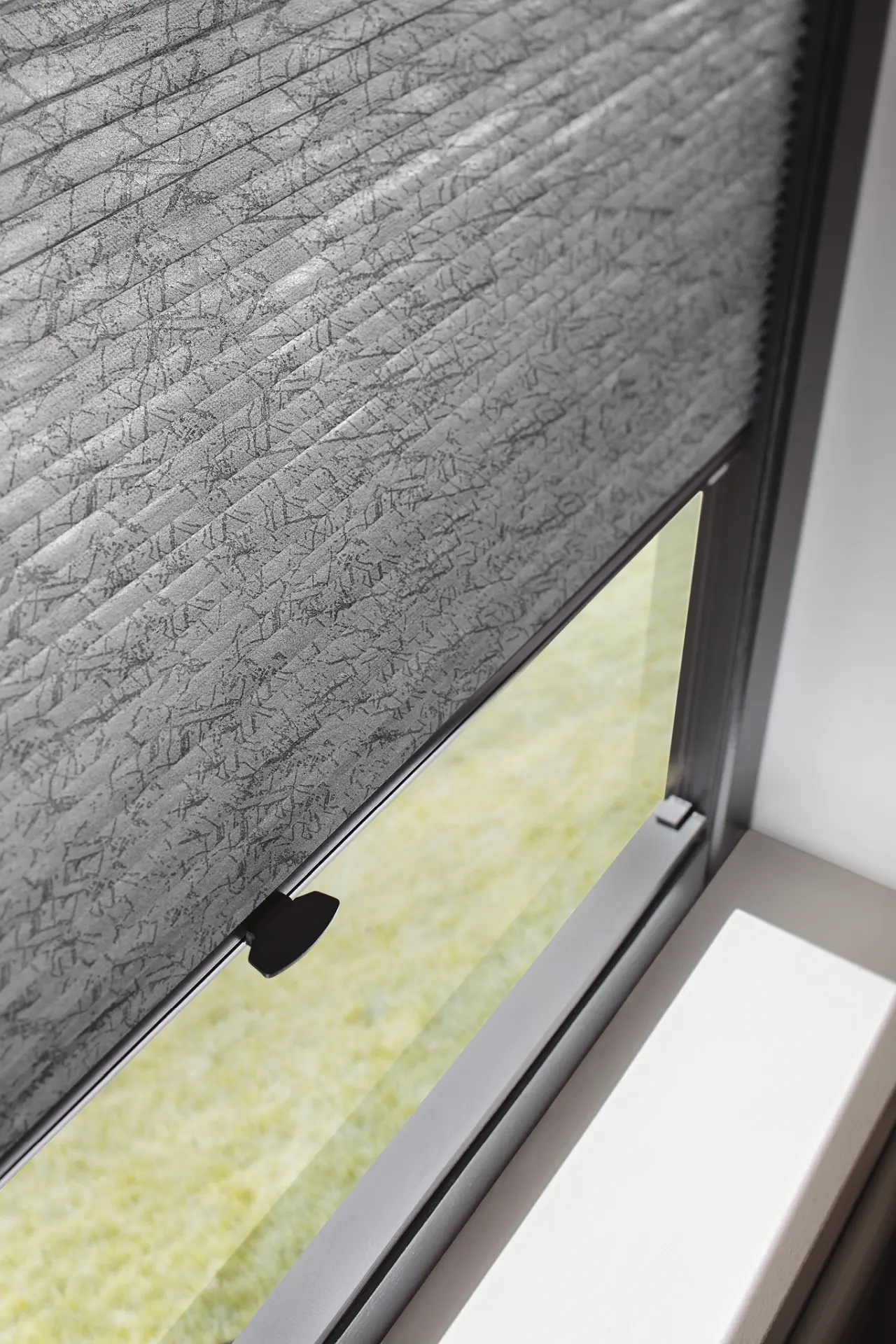 sandnes-markise_plissegardiner_duette-shades-close-up-photo-grey-(1) sandnes-markise_plissegardiner_duette-shades-close-up-photo-grey-(1)