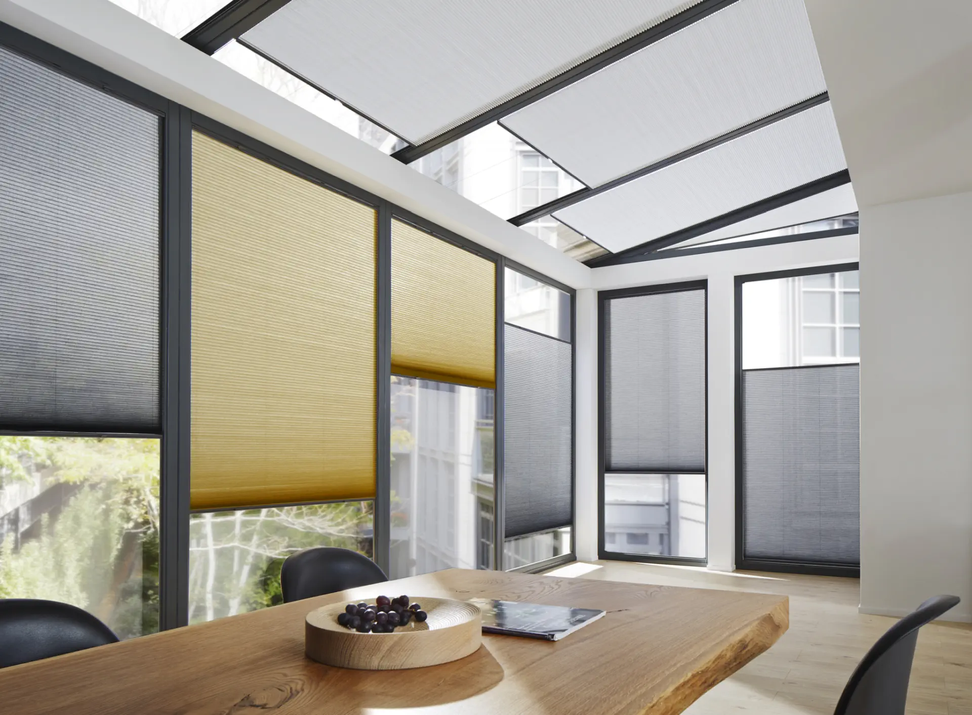 sandnes-markise_plissegardiner_duette-shades-full-room-photo-orange-grey-in-dining-room sandnes-markise_plissegardiner_duette-shades-full-room-photo-orange-grey-in-dining-room