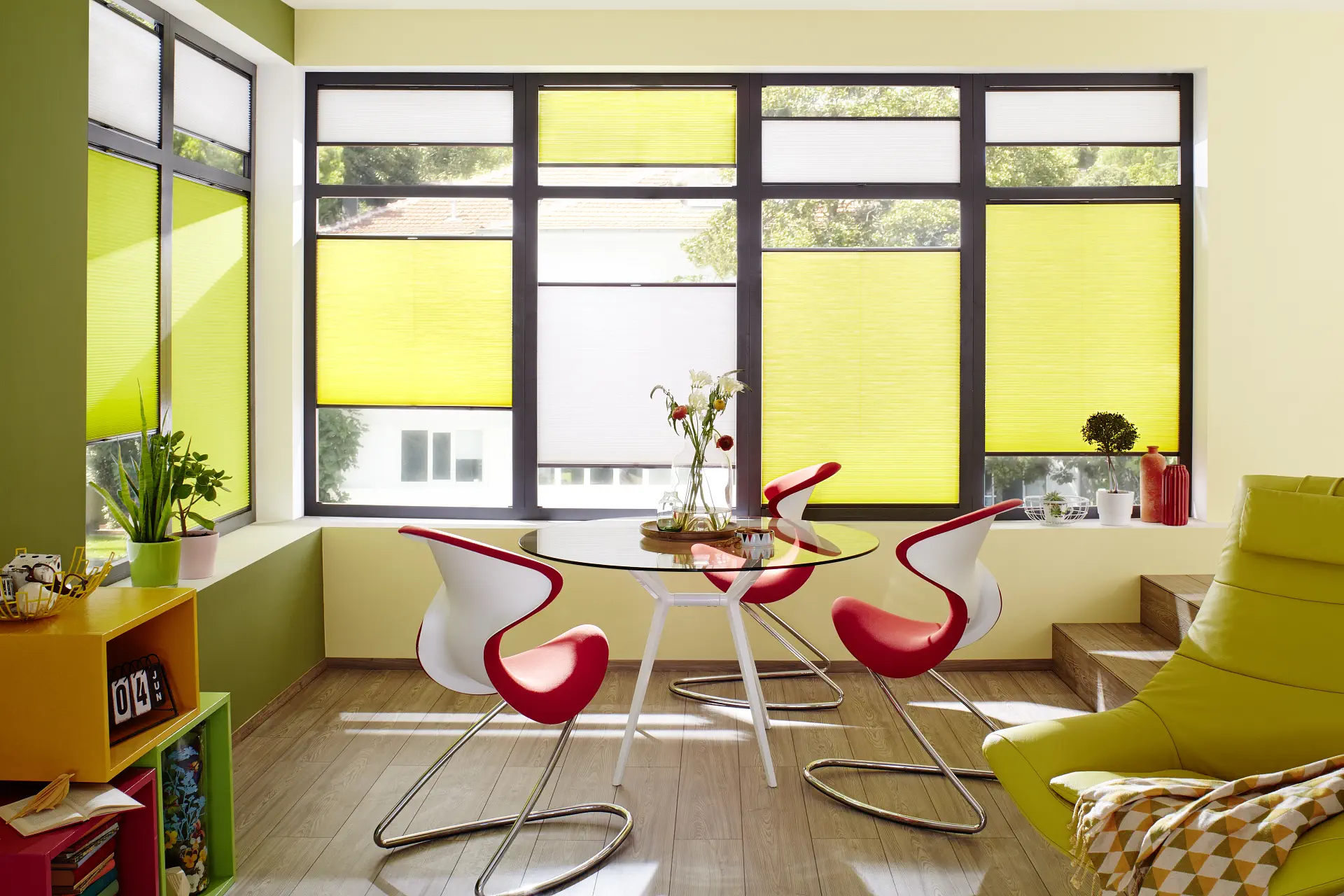 sandnes-markise_plissegardiner_duette-shades-full-room-photo-white-yellow-in-dining-room sandnes-markise_plissegardiner_duette-shades-full-room-photo-white-yellow-in-dining-room