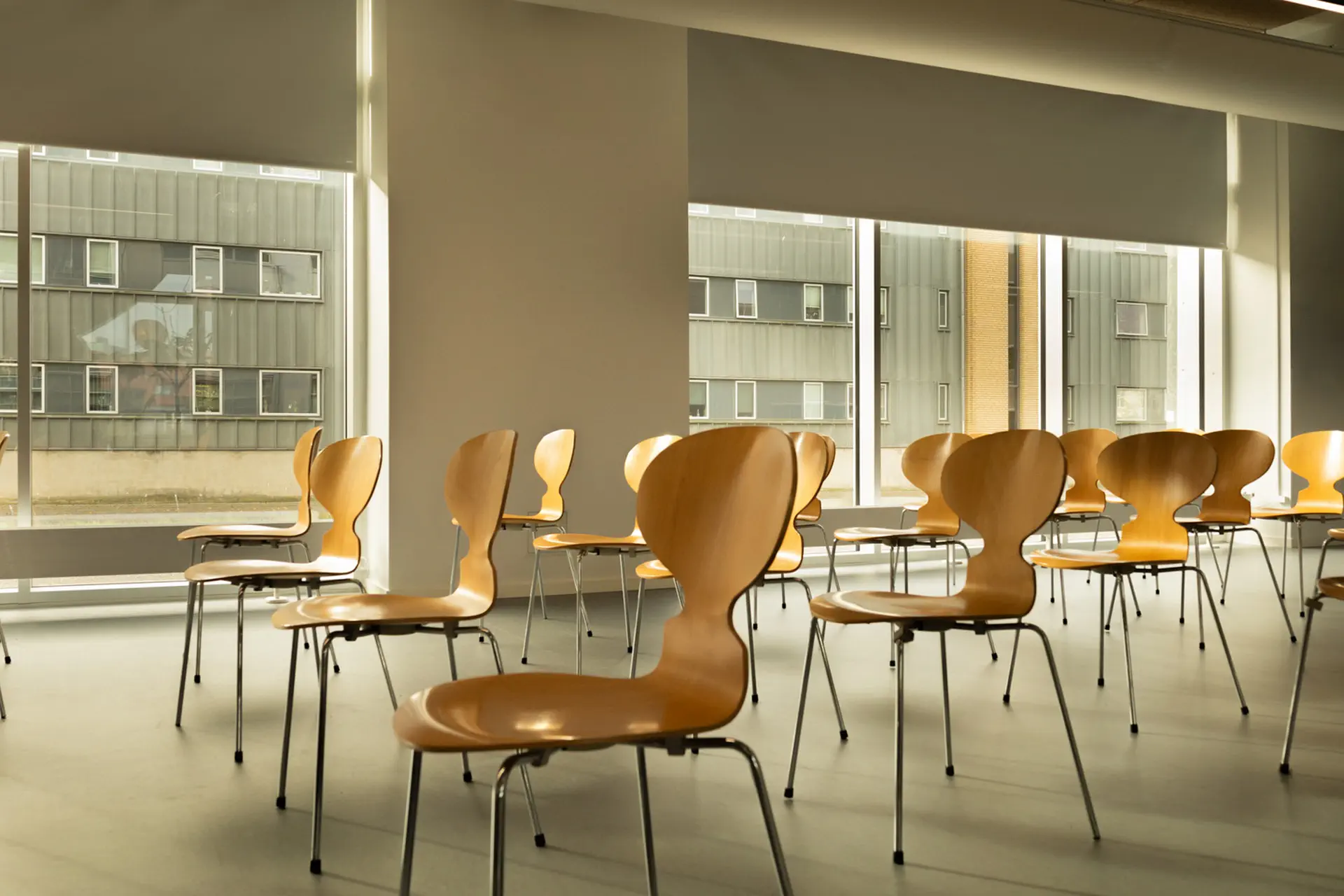 sandnes-markise_rullegardiner_fischer_kolding_designskole_rullegardin_moerklaegning_interior_kolding_003_landscape_web