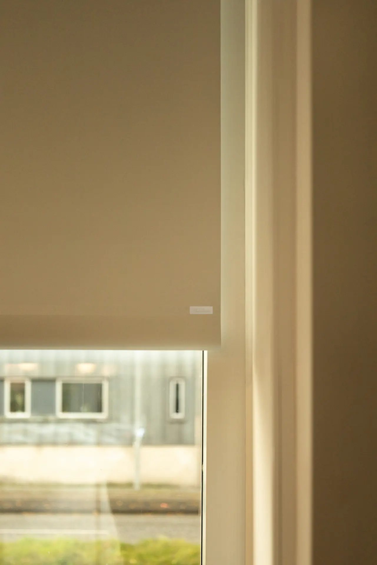 sandnes-markise_rullegardiner_fischer_kolding_designskole_rullegardin_moerklaegning_interior_kolding_012_portrait_web