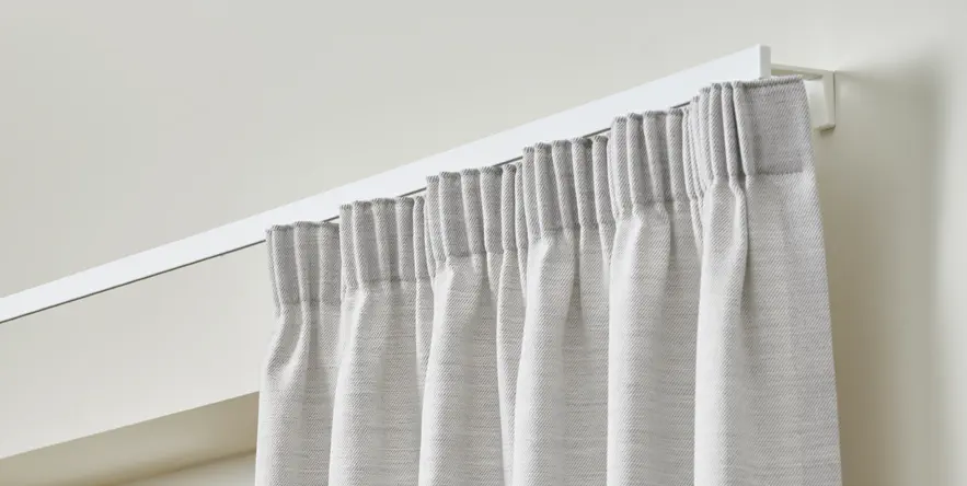 Bredt rynkebånd (regisbånd) danner tette og regelmessige rynker som gir gardinet fylde og stabilitet. Egner seg godt til tekstiler der man ønsker et mer voluminøst fall.