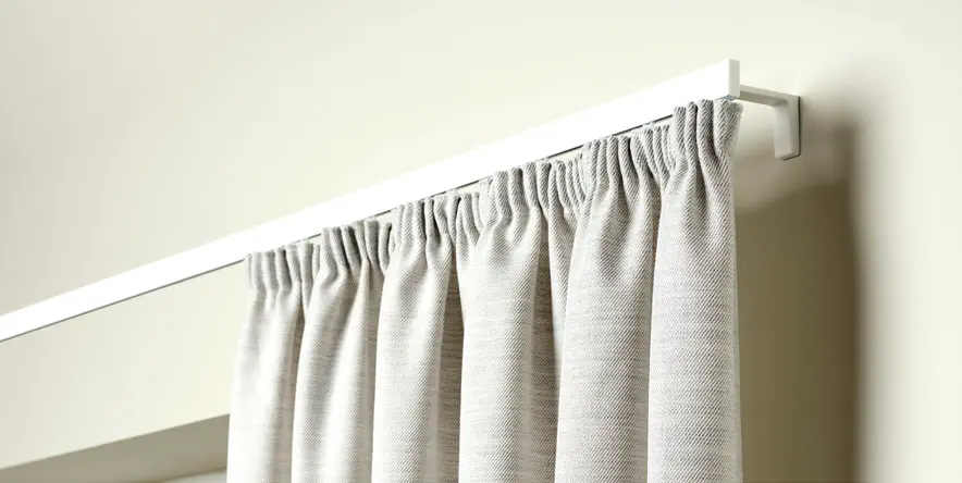 Standard rynkebånd samler tekstilet i jevne, parallelle rynker. Metoden gir et klassisk gardinuttrykk og brukes både i private og profesjonelle miljøer.