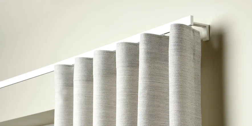 Wavebånd er et transparent bølgebånd som brukes med glidere på snor. Løsningen gir jevne og regelmessige bølgefolder med kontrollert fall. Wave leveres med 6 eller 8 cm avstand mellom foldene.